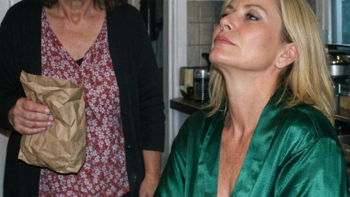 Ich kam unangekündigt zu meinem 28-jährigen Sohn und erwischte in seiner Wohnung eine fremde 45-jährige Frau — in meinem eigenen Morgenmantel