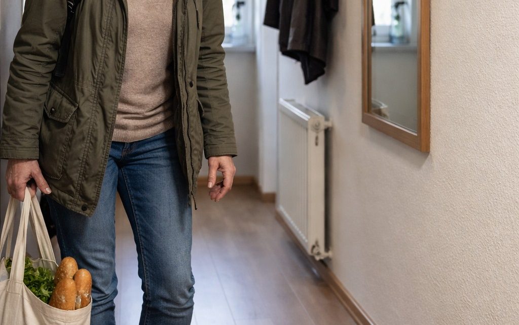 Es kam ihr unheimlich vor, dass niemand die Tür öffnete, obwohl es schon fast elf Uhr morgens war – und als Klara schließlich hineinging, glaubte sie für einen furchtbaren Moment, ihre Familie für immer verloren zu haben