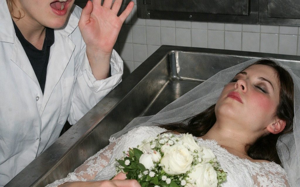 Die Braut brach mitten in ihrer Hochzeit zusammen und wurde schon in die Leichenhalle gebracht – doch eine junge Angestellte des Morgenschauteams erstarrte, als sie etwas Unfassbares bemerkte: rosige Wangen wie bei einer Lebenden und ein kaum hörbarer Herzschlag