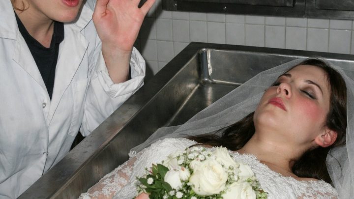 Die Braut brach mitten in ihrer Hochzeit zusammen und wurde schon in die Leichenhalle gebracht – doch eine junge Angestellte des Morgenschauteams erstarrte, als sie etwas Unfassbares bemerkte: rosige Wangen wie bei einer Lebenden und ein kaum hörbarer Herzschlag