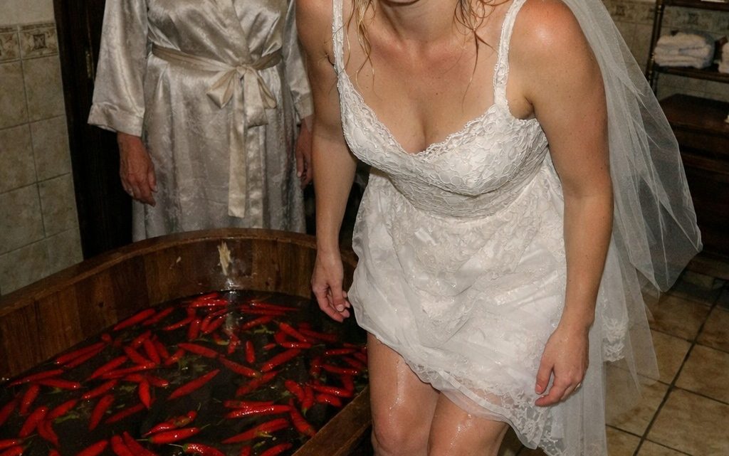 Ich heiratete den Mann, den ich liebte, aus einer reichen und angesehenen Familie, doch schon nach unserer ersten Hochzeitsnacht zwang man mich zu einem Bad mit brennendem rotem Pfeffer – fast einen Monat lang ertrug ich dieses grausame Ritual, bis ich eines Tages den wahren Grund erfuhr und vor Entsetzen kaum noch atmen konnte