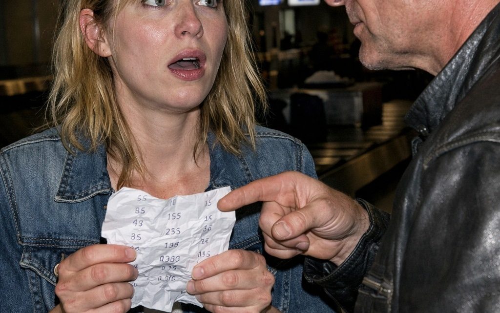 Ein Mann, mit dem ich zusammen war, lud mich großspurig auf seine Kosten ans Meer ein — und kaum standen wir nach dem Rückflug am Gepäckband, drückte er mir am Flughafen eine Rechnung in die Hand, die ich schweigend bezahlte, bevor ich ihn für immer blockierte