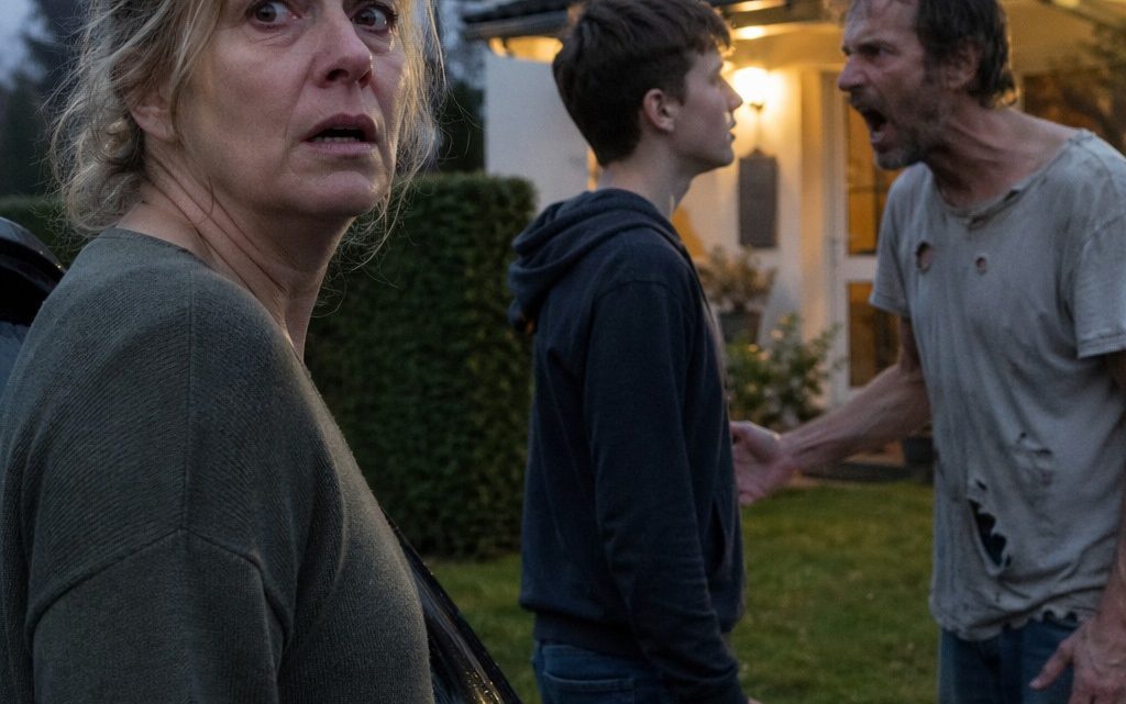 Mein Mann nahm mir den letzten Cent, verschwand spurlos und ließ mich mit einem Neugeborenen zurück – fünfzehn Jahre später holte das Schicksal ihn ein, und die Wahrheit traf ihn härter, als er es je für möglich gehalten hätte