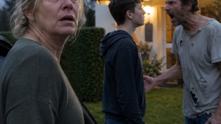 Mein Mann nahm mir den letzten Cent, verschwand spurlos und ließ mich mit einem Neugeborenen zurück – fünfzehn Jahre später holte das Schicksal ihn ein, und die Wahrheit traf ihn härter, als er es je für möglich gehalten hätte