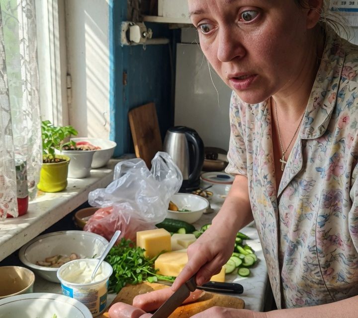 Überlastet und missverstanden: Die dramatische Geschichte der hingebungsvollen Schwiegertochter, die zwischen Pflicht und Groll zerrissen ist