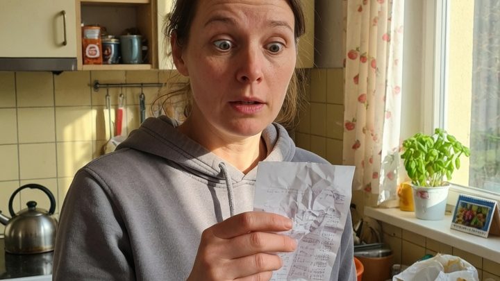 Verstecktes Leben: Als ich im Einkaufszettel meines Mannes zwei Gläser Babynahrung entdeckte und alles sich in einer Nacht auflöste