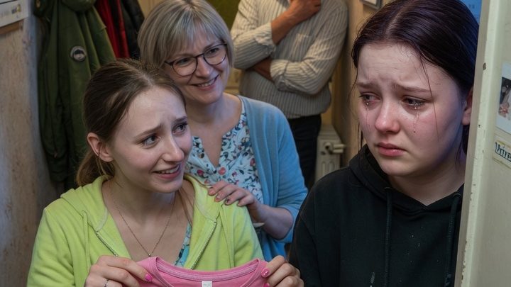 Als die fremde Tochter meines Vaters plötzlich vor unserer Tür stand und meine Mutter „Mama Tanja“ nannte, dachte ich, man hätte mir meine Familie weggenommen – bis ich in einer Herbstnacht zufällig hörte, was sie im Bad wirklich sagte