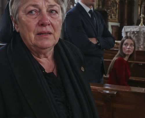 Auf der Beerdigung meiner Tochter flüsterte mir die Geliebte ihres Mannes ins Ohr: „Ich habe gewonnen“… doch alles änderte sich, als der Anwalt nach vorne trat und das Testament verlas.