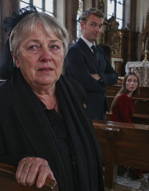 Auf der Beerdigung meiner Tochter flüsterte mir die Geliebte ihres Mannes ins Ohr: „Ich habe gewonnen“… doch alles änderte sich, als der Anwalt nach vorne trat und das Testament verlas.