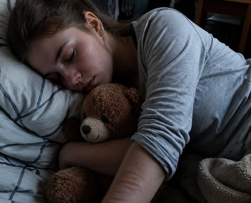 Ein Foto, das mein Herz zum Stillstand brachte: Wie ein harmloser Schnappschuss meiner schlafenden Tochter mich die Wahrheit erkennen ließ, die ich all die Jahre übersehen hatte