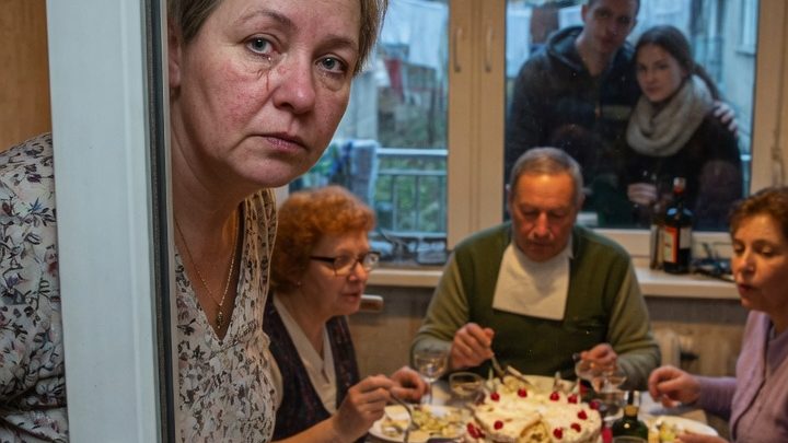 Mein Mann ging mit der Mutter unseres Schwiegersohns auf den Balkon, angeblich „nur kurz rauchen“. Ich schloss leise die Balkontür ab und stellte die Musik aus. Eine Minute später hörte der ganze Geburtstagstisch jedes einzelne widerliche Wort.