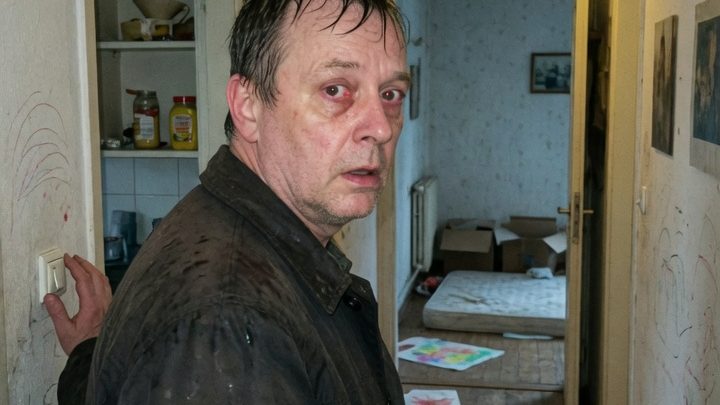 „Womit hast du gerechnet, als du zu deiner jungen Geliebten gegangen bist?“ — Der Nachbarin stockte fast der Atem, als sie erfuhr, warum der verlassene Ehemann plötzlich wieder vor der alten Wohnung stand