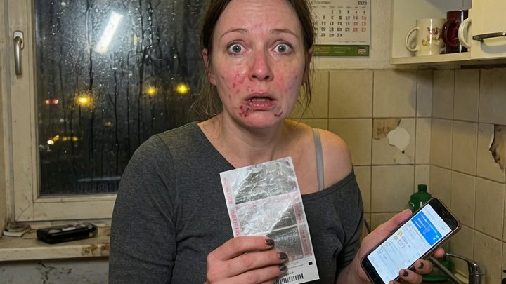 Dieser Lotterieschein war als demütigendes Almosen gedacht, doch am Ende wurde er zum Wunder, das meine Familie ruinierte — sie schenkten meiner Schwester eine Luxusreise und mir zwei Euro Hoffnung