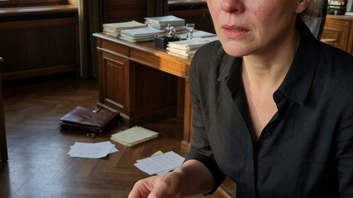 Als ich das Testament hörte, stockte mir der Atem: Sechs Millionen neunhunderttausend Dollar für meine Schwester, und für mich nur ein einziger Dollar – doch das wahre Erbe kam erst danach ans Licht