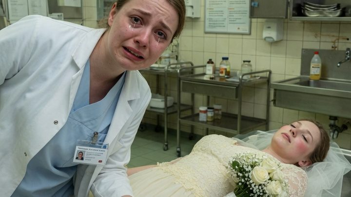 Die Braut brach mitten auf ihrer eigenen Hochzeit leblos zusammen und landete im Leichenschauhaus, doch eine junge Pflegerin bemerkte etwas, das ihr das Blut in den Adern gefrieren ließ: Ihre Wangen waren rosig wie bei einer Lebenden, und unter dem Spitzenkleid schlug noch ein Herz