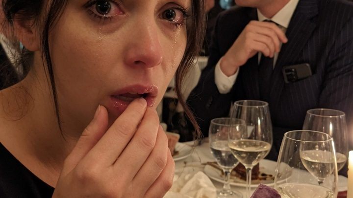 Als mein Lebensgefährte versuchte, meine Habgier zu testen, schenkte er mir einen billigen Ring mit Glasstein – und ich übergab ihm ruhig im Gegenzug die Schlüssel zu seinem Ferrari