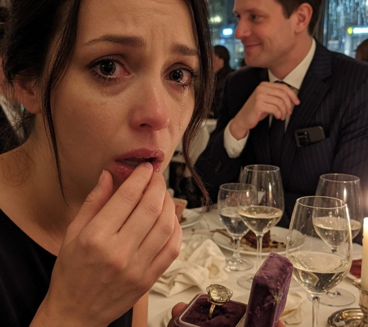 Als mein Lebensgefährte versuchte, meine Habgier zu testen, schenkte er mir einen billigen Ring mit Glasstein – und ich übergab ihm ruhig im Gegenzug die Schlüssel zu seinem Ferrari