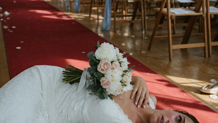 Braut stirbt am eigenen Hochzeitstag und wird in die Leichenhalle gebracht – doch die Pflegerin entdeckt etwas Schockierendes: Ihr Gesicht ist rosig, ihr Herz schlägt noch