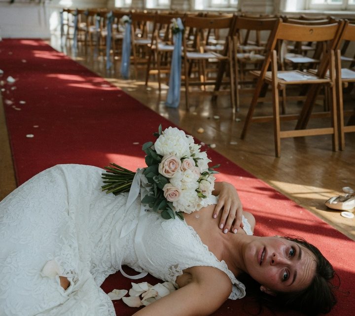 Braut stirbt am eigenen Hochzeitstag und wird in die Leichenhalle gebracht – doch die Pflegerin entdeckt etwas Schockierendes: Ihr Gesicht ist rosig, ihr Herz schlägt noch