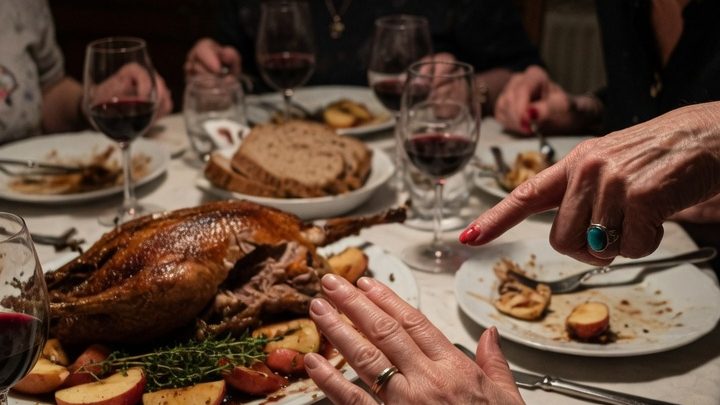 „Zieh deinen Ehering aus, meine Tochter braucht ihn dringender“ — beim Familienessen verlangte meine Schwiegermutter das Geschenk meiner Eltern von mir, und mein Mann schwieg