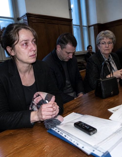 Alle nannten sie eine makellose Großmutter — bis meine kleine Tochter sich im Bad einschloss und mir zuflüsterte, was wegen eines Stücks Brot wirklich geschehen war