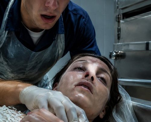 Die Braut starb auf ihrer eigenen Hochzeit und landete im Leichenschauhaus – doch die Krankenschwester entdeckte etwas, das ihr Blut gefrieren ließ: Das Gesicht der jungen Frau war rosig wie das einer Lebenden, und in ihrer Brust schlug ein Herz