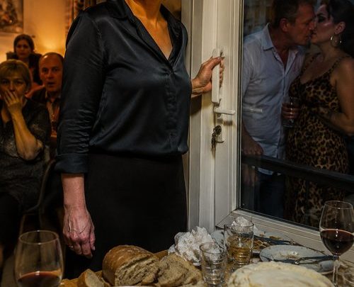 Mein Mann verschwand mit der Mutter meines Schwiegersohns auf den Balkon, angeblich nur für eine Zigarette — ich schloss leise die Tür ab, stoppte die Musik, und wenige Augenblicke später hörte die ganze Geburtstagsrunde jedes schmutzige Wort