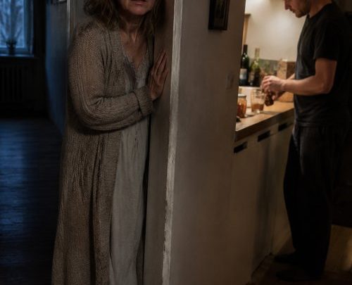Ich war fast sechzig, mein Mann war dreißig Jahre jünger als ich — sechs lange Jahre brachte er mir jeden Abend ein Glas Wasser, bis ich eines Nachts begriff, was sich hinter seiner Fürsorge wirklich verbarg