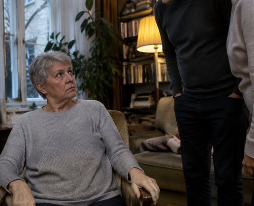 Mit neunundsechzig begriff ich endlich, welche Lüge am meisten schmerzt: wenn die eigenen Kinder „Wir lieben dich“ sagen, aber nur deine Rente und deine Dreizimmerwohnung wollen