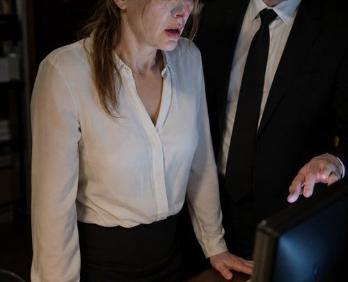 Ich vergaß meine Handtasche im Restaurant und kehrte zurück – doch der Manager zeigte mir die Kameraaufnahme, und als ich sah, was mein Mann getan hatte, brach mir der Boden unter den Füßen weg