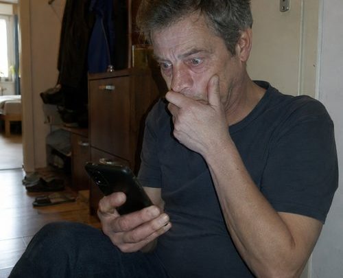 Ich machte ein Foto von meiner schlafenden Tochter und schickte es meiner Frau — eine Minute später rief sie weinend an, und erst als ich selbst genauer hinsah, begriff ich, was wir übersehen hatten