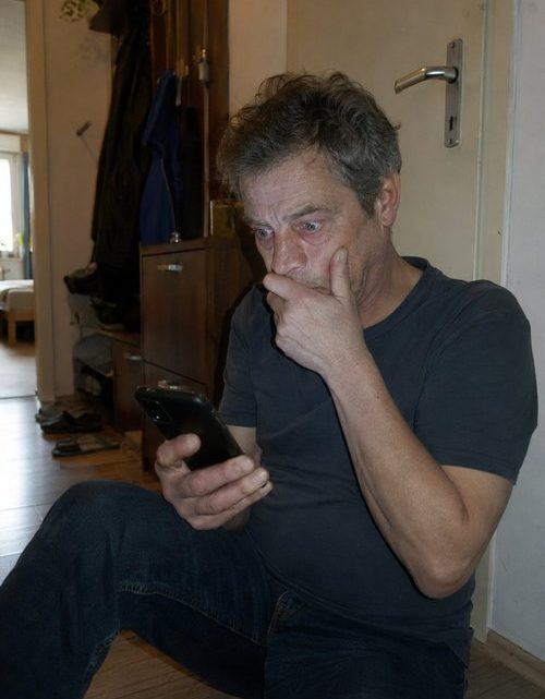 Ich machte ein Foto von meiner schlafenden Tochter und schickte es meiner Frau — eine Minute später rief sie weinend an, und erst als ich selbst genauer hinsah, begriff ich, was wir übersehen hatten