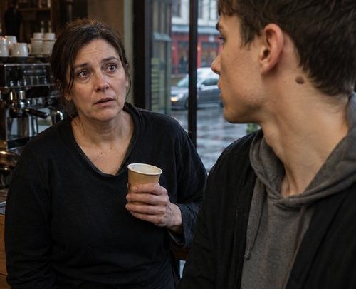 Fünfzehn Jahre nachdem ich meinen vierjährigen Sohn beerdigt hatte, stellte ich einem fremden jungen Mann einen Kaffee hin — und erkannte unter seinem linken Ohr dasselbe Muttermal wieder