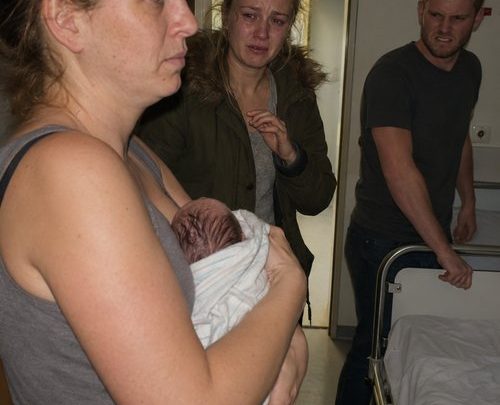 Unsere Leihmutter brachte unser Baby zur Welt. Doch als mein Mann unsere kleine Tochter zum ersten Mal badete, schrie er plötzlich: „Wir können dieses Kind nicht einfach so behalten!“