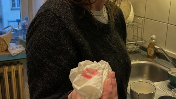 Die Nachbarin fragte mich vor dem Haus, ob am Nachmittag meine Schwester bei mir gewesen sei — nur hatte ich nie eine Schwester gehabt