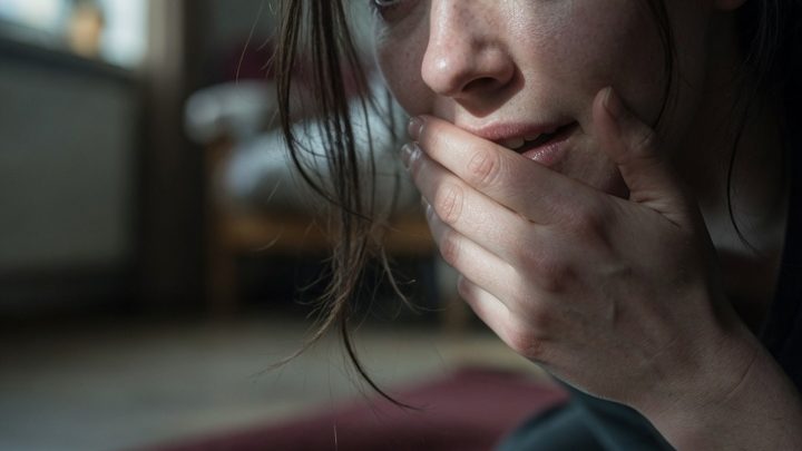 Als ich nach der Scheidung die Abstellkammer ausräumte, stieß ich auf den eingerollten Teppich, den mein Ex-Mann zurückgelassen hatte – doch als ich ihn entrollte, blieb mir vor Entsetzen der Atem stehen