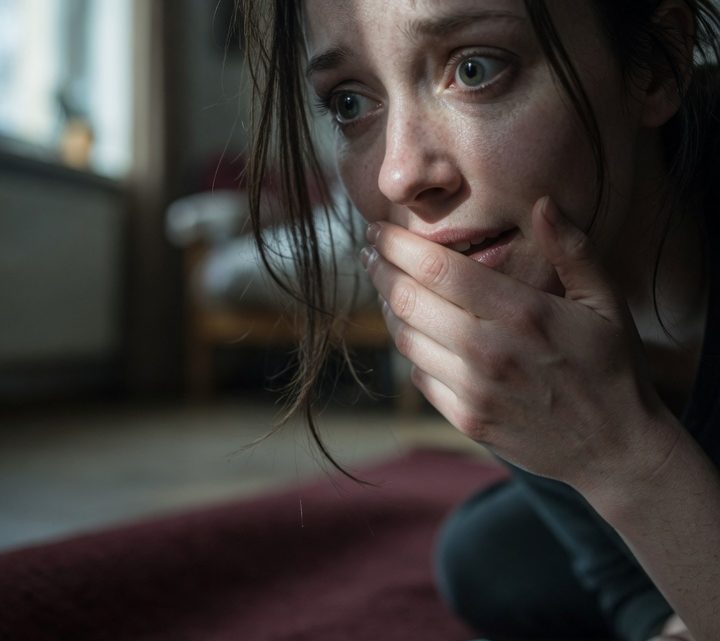 Als ich nach der Scheidung die Abstellkammer ausräumte, stieß ich auf den eingerollten Teppich, den mein Ex-Mann zurückgelassen hatte – doch als ich ihn entrollte, blieb mir vor Entsetzen der Atem stehen