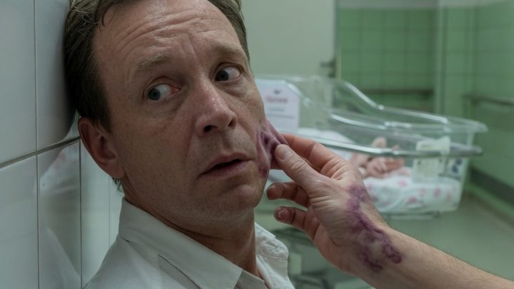 Eine 55-jährige Frau brachte Zwillinge zur Welt, doch als ihr Schwiegersohn in der Geburtsklinik die Babys sah, erkannte er an ihnen ein Muttermal, das ihm für einen Moment den Atem raubte