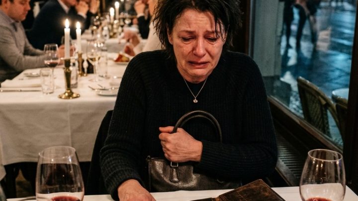 Die Familie meines Verlobten lud meine Mutter zu einem ersten Kennenlernen in ein teures Restaurant ein — dann ließ sie sie mit einer Rechnung über 2.300 Euro allein, doch ich gab ihnen die süßeste Lektion ihres Lebens