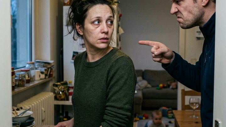„Hör endlich auf, dich hinter der Elternzeit zu verstecken, und such dir morgen eine Arbeit“, verlangte ihr Mann — Katrin nickte nur ruhig, doch er ahnte nicht, welchen Preis er für diesen Satz zahlen würde