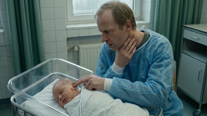 Eine fünfundfünfzigjährige Frau brachte Zwillinge zur Welt, und ihr Schwiegersohn kam mit Blumen in die Klinik — doch als er das Muttermal am Hals des Babys sah, blieb ihm vor Entsetzen der Atem stehen