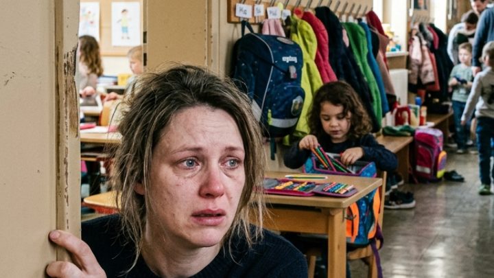 Drei Jahre nach der Beerdigung meiner kleinen Tochter sagte die Lehrerin am ersten Schultag plötzlich: „Mit Ihren beiden Mädchen ist alles wunderbar“ — und in diesem Moment blieb mir fast das Herz stehen
