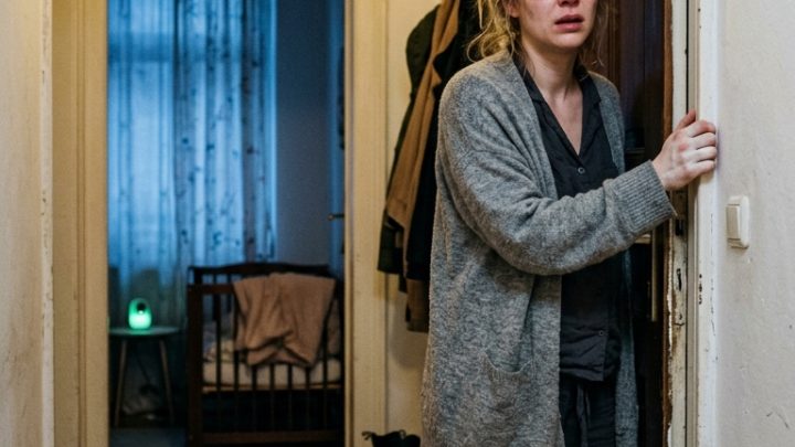 Nach der Geburt ihres Babys verschwand ihr Mann jede Nacht heimlich aus dem Haus — doch was seine Frau entdeckte, als sie ihm folgte, brach ihr erst recht das Herz