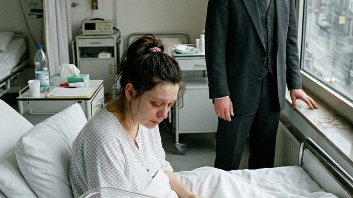 „Du hast ein Mädchen zur Welt gebracht. Wir brauchen einen Erben“, sagte er und ging – fünfundzwanzig Jahre später zerfiel sein Konzern, und ausgerechnet ihre Tochter kaufte ihn auf