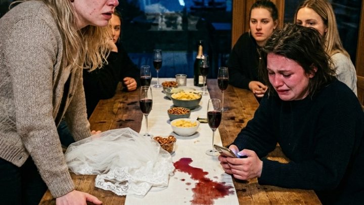 „Ich bin schwanger von deinem zukünftigen Mann“, sagte ihre beste Freundin mitten auf dem Junggesellinnenabschied — und in derselben Nacht drohte Lenas ganzes Glück an einer einzigen Lüge zu zerbrechen