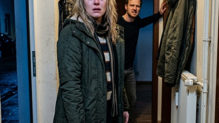 „Deine Mutter wohnt hier nicht mehr“, sagte mein Mann, als ich mit meinem Koffer vor unserer Wohnung stand — und in einer einzigen Nacht zerbrach das Leben, das ich für sicher gehalten hatte