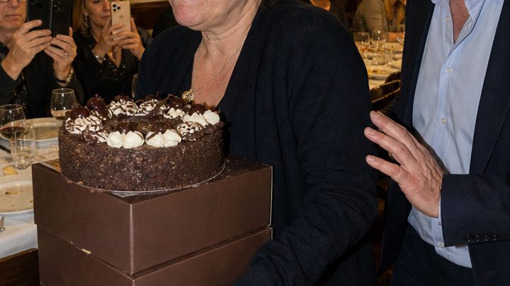 Sieben Jahre lang ertrug eine Ehefrau die verletzenden Späße des besten Freundes ihres Mannes – bis er vor allen genau die Frau demütigte, die ihm jeden Monat das Geschäft rettete