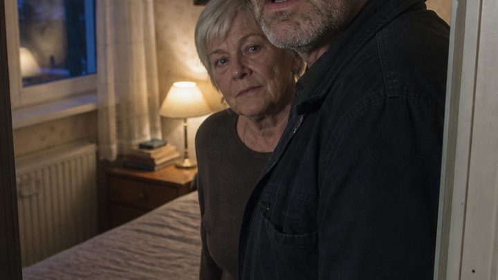Ein entlassener Häftling heiratete eine 68-jährige Frau nur wegen der Anmeldung — doch was er in ihrem Schlafzimmer fand, ließ ihn sein ganzes Leben neu begreifen