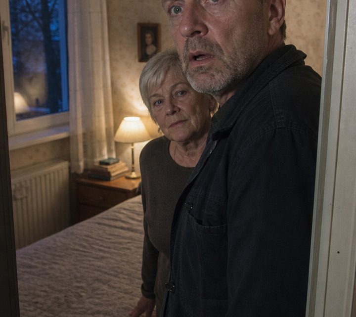 Ein entlassener Häftling heiratete eine 68-jährige Frau nur wegen der Anmeldung — doch was er in ihrem Schlafzimmer fand, ließ ihn sein ganzes Leben neu begreifen