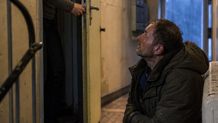Alle hatten ihn aus den Hausfluren gejagt, bis eine einsame Mutter die Tür öffnete und den halb erfrorenen Fremden in ihre Wohnung ließ